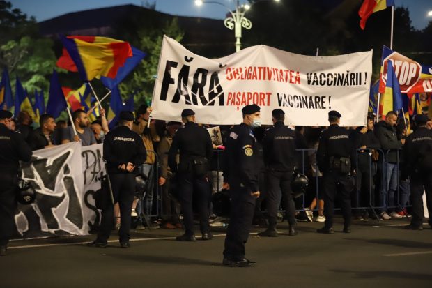 Organizatorii protestelor anti-restricţii, amendaţi. Jandarmeria: Mulțumim tuturor participanților care au înțeles să manifesteze pașnic