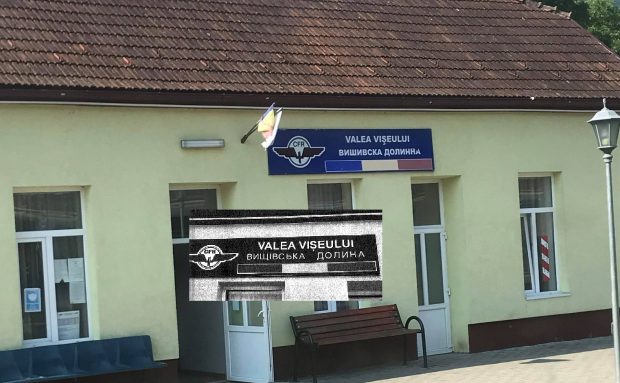 Comedia erorilor: CFR a schimbat plăcuța unei localități scrise greșit cu o alta scrisă tot greșit