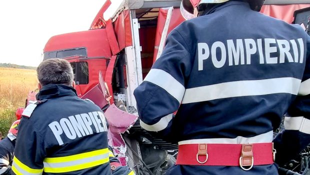 Trei persoane au murit în Dâmbovița, după ce mașina în care se aflau a intrat frontal într-un camion