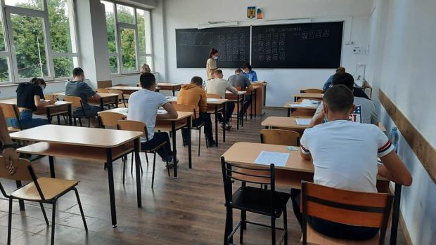 Jandarmeria Botoșani spune că „s-a urmărit interesul candidatului” în cazul tânărului pus să urineze în sticlă, la examen