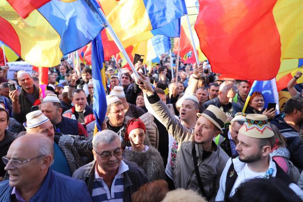 Mii de oameni protestează anti-restricții în București, în ziua cu cele mai multe cazuri de COVID. Manifestanții AUR au plecat în marș spre Guvern