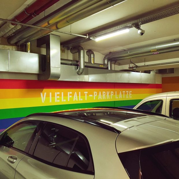 „Parcarea diversității” din orașul german Hanau, marcată în culorile curcubeului, a stârnit polemici: „Mesajul a fost înțeles greșit”