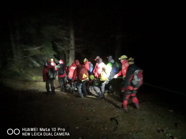 Un bărbat care a căzut 40 de metri în gol în Munții Bucegi a fost găsit în viață de salvamontiști după 14 ore de căutări
