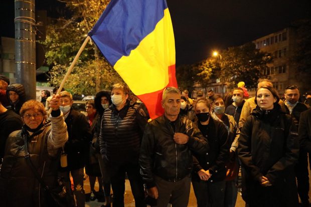 Protest organizat de AUR în fața Spitalului de Boli Infecțioase din Constanța. Se cere demisia lui Arafat