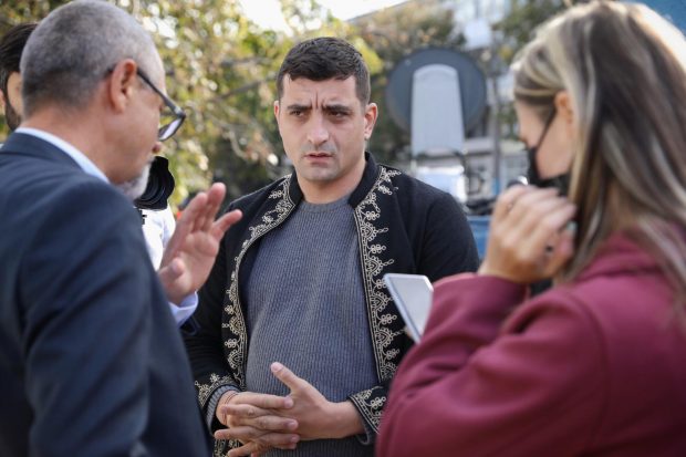 George Simion promovează protestul anti-restricții de sâmbătă cu o imagine trucată, în care premierul Cîțu este comparat cu Hitler