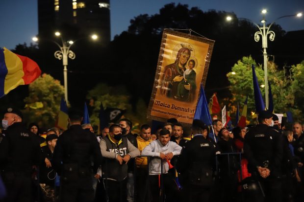 Mii de oameni protestează anti-restricții în București, în ziua cu cele mai multe cazuri COVID. Liderii AUR și senatoarea Șoșoacă, printre manifestanți