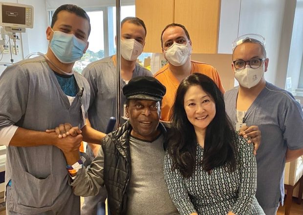 Pele a fost externat la aproape o lună după  operația de tumoră la colon. „În ultimele zile am fost cu pumnul în aer de mai multe ori decât de obicei”