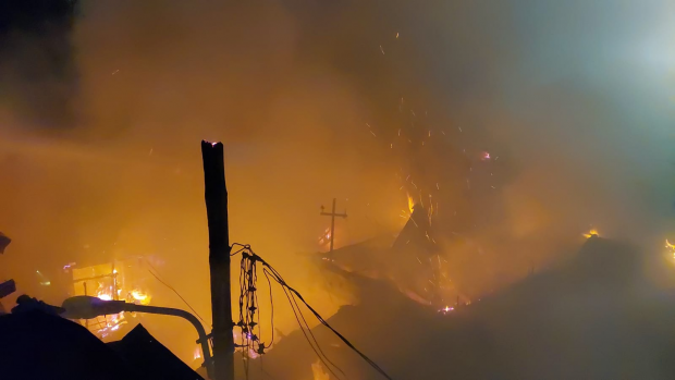 Incendiu puternic într-o zonă de case din București. Două clădiri au fost cuprinse de flăcări