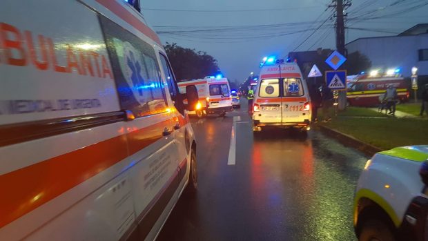 Trei tineri au murit și unul a fost rănit, după ce mașina în care se aflau s-a răsturnat pe un câmp, în Botoșani