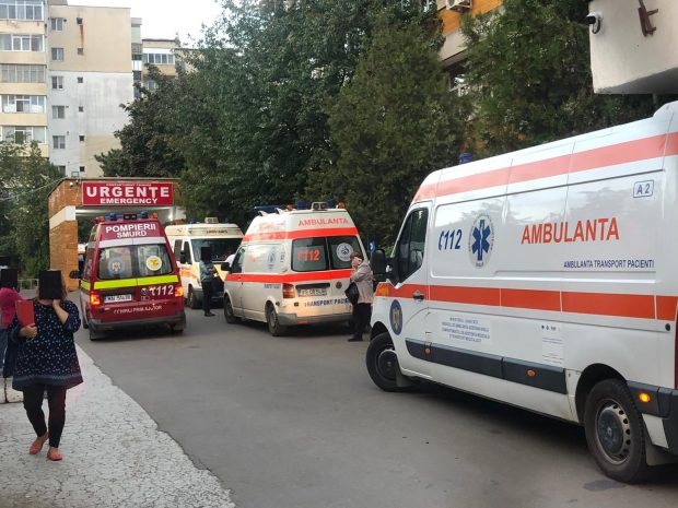 Spitalul din Bârlad, copleșit de numărul mare de pacienți. Medic: „Lumea stă acasă și se tratează singură. Și acum avem pacienți în ATI care nu cred că există virusul, că noi l-am inventat”