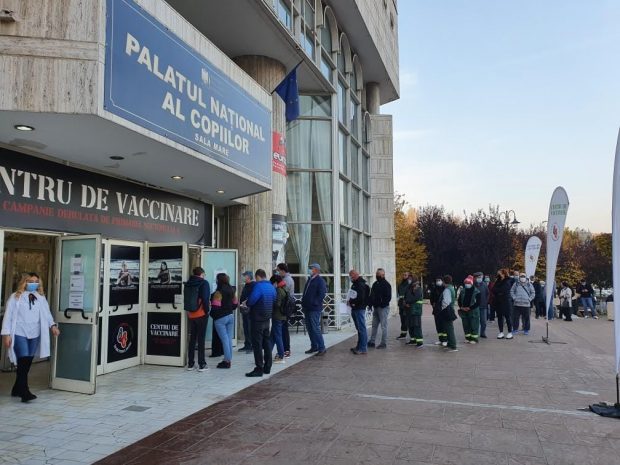 Record la vaccinare, după o zi cu cozi la mai multe centre: cel mai mare număr de doze administrate într-o zi