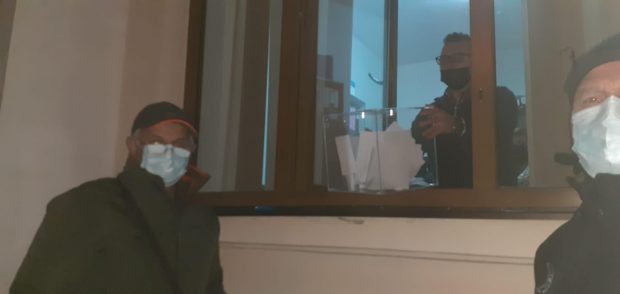 Consilierii locali din Bârlad, surprinși când votează la fereastră! De ce întrerup ședințele online pentru un drum până la primărie