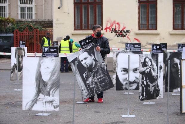 Șase ani de la tragedia din Colectiv. Panouri cu pozele victimelor, așezate în fața clubului