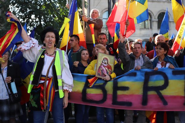 În ziua cu incidență-record în București, sute de oameni protestează anti-restricții la Universitate, la îndemnul AUR. Altă manifestație, în fața Guvernului