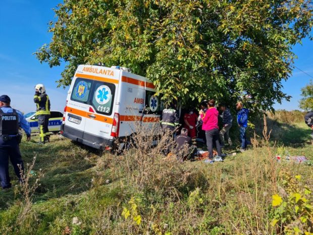 Patru persoane au fost rănite, după ce o ambulanță s-a ciocnit cu o autoutilitară, în Neamţ