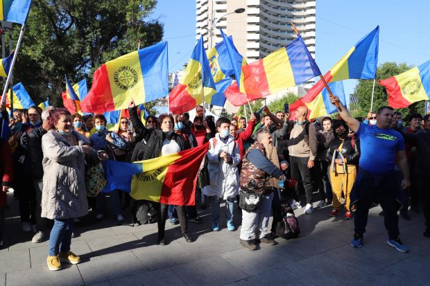 Proteste în București în Piața Universității și în Piața Victoriei împotriva restricțiilor anunțate de autorități