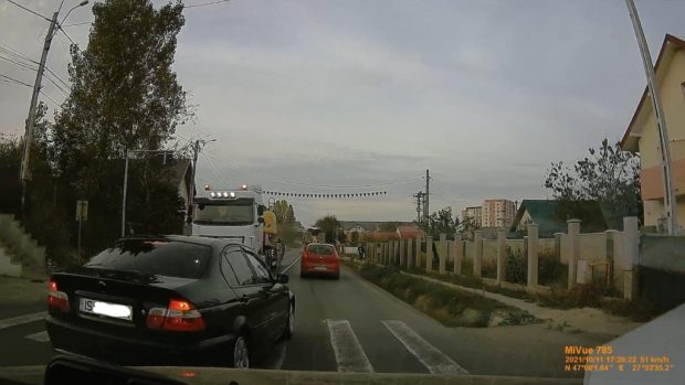 Un șofer de BMW din Iași, depășire de infarct în fața unui TIR. „Ar trebui să îi interzică dreptul de circulație și la stră-stră-strănepoții lui”