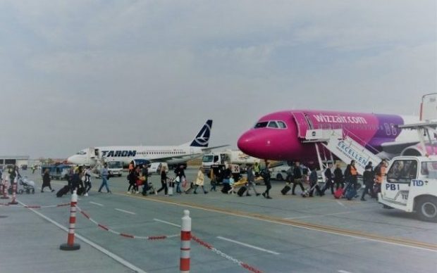 Poliția chemată să intervină pe Aeroportul din Cluj, după ce o cursă către Bari a fost anulată. Oamenii au fost nevoiți să aștepte ore în șir