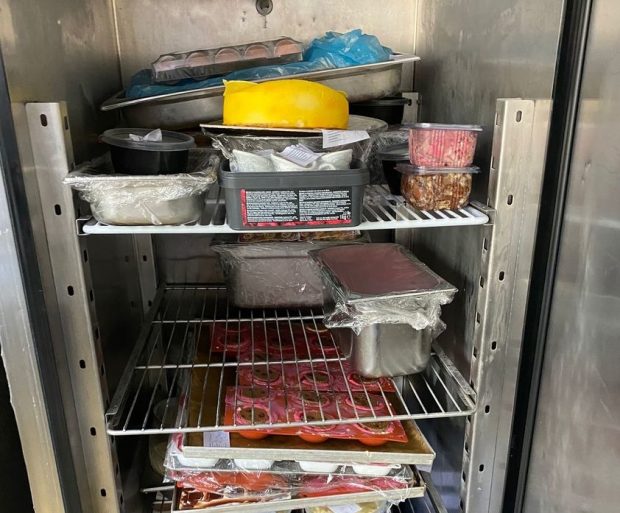 Alimente expirate, insecte și mizerie în două hoteluri de 5 stele din București. ANPC a dat amenzi de 35.000 de lei