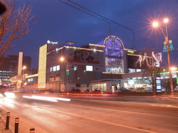 Cum îți crești afacerea de sărbători cu decorațiuni instalate de alpiniști utilitari