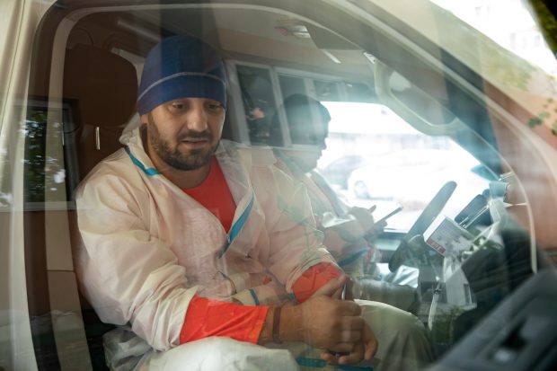Cum se vede valul patru al pandemiei la Ambulanţa Bucureşti: „Plângi în tine, plângi în mască, mergi mai departe!”