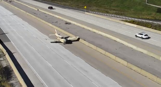 Un avion a aterizat de urgență pe o autostradă din Canada. Momentul, surprins de camere