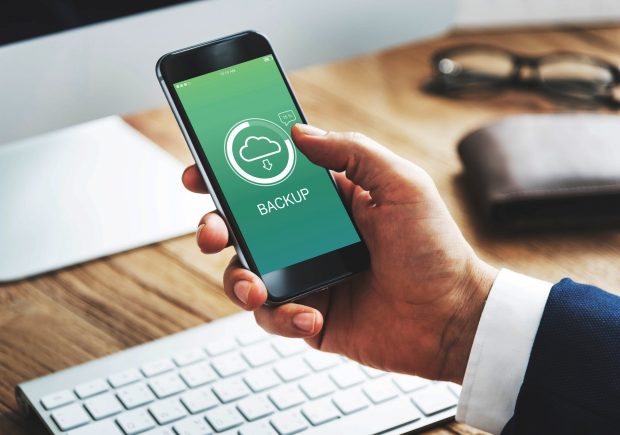 Cum faci backup pentru telefoanele Android și iPhone