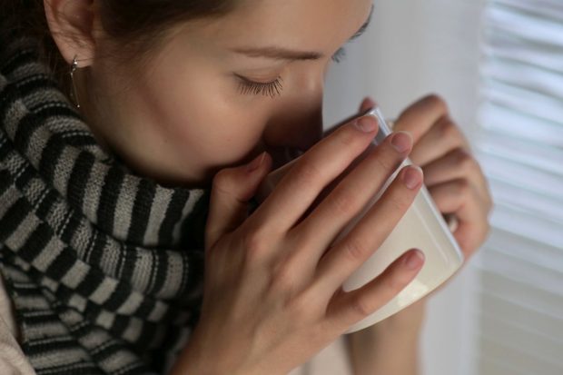 ”Vindecăm răceala cu zahăr si E-uri?!” Un plic cu pulbere solubilă pentru tratamentul răcelii conține echivalentul a peste două lingurițe de zahăr