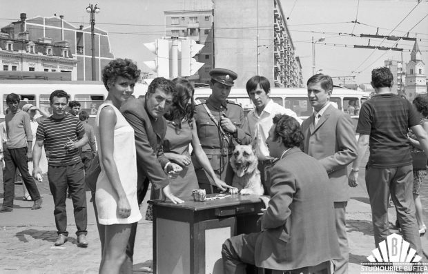 Imagini memorabile de pe platoul filmului „Brigada Diverse” au fost scoase din arhivele studiourilor Buftea