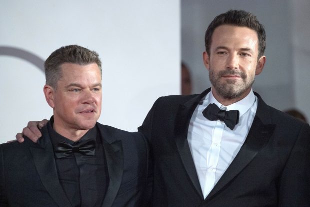 Actorii Matt Damon și Ben Affleck, scenariștii filmului „Ultimul duel”. Pelicula  are în prim- plan Franța medievală
