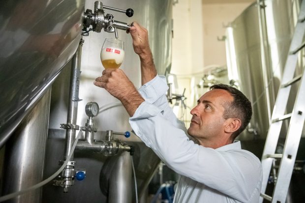 Povestea francezului mutat în România care face bere artizanală cu apă de Buzău