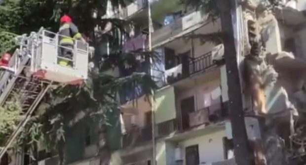Un bloc din Georgia s-a prăbușit. Trei persoane, printre care un copil, au fost scoase de sub dărâmături
