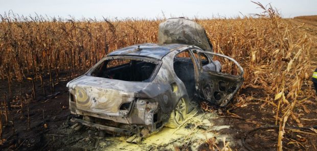 Urmărire cu focuri de armă în Botoșani. Traficantul de țigări și-a incendiat mașina, apoi a fugit prin porumb