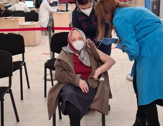 O bunică de 105 ani s-a vaccinat astăzi cu a treia doză: „Singura soluție să scăpăm e vaccinul”