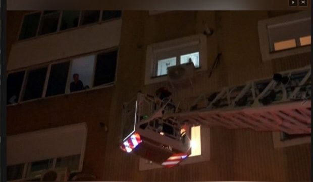 O femeie din Reșița a fost salvată de pompieri, după ce nepoțica de 2 ani a încuiat-o pe balcon