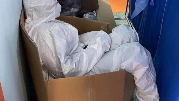 Imaginea epuizării cadrelor medicale în lupta cu COVID. O asistentă se odihnește într-o cutie de carton