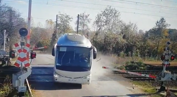 Un șofer de autocar, surprins în timp ce spulberă barierele lăsate la o trecere la nivel cu calea ferată din judeţul Prahova. Bărbatul a rămas fără permis
