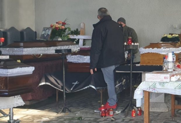 Imagine sumbră din capela unui cimitir ieşeşan, unde nu mai încap sicriele celor cu COVID