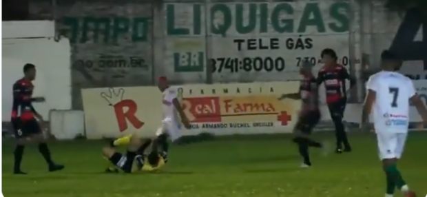 Un fotbalist brazilian a fost arestat pe teren, după ce a bătut crunt un arbitru