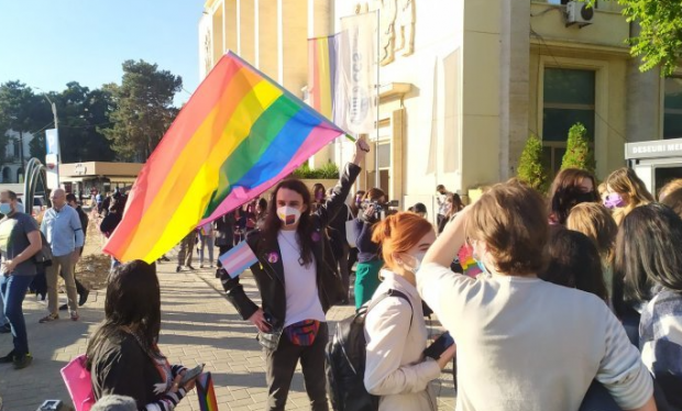 Marş al comunităţii LGBTQ la Iași. Contramanifestanții au aruncat cu agheasmă