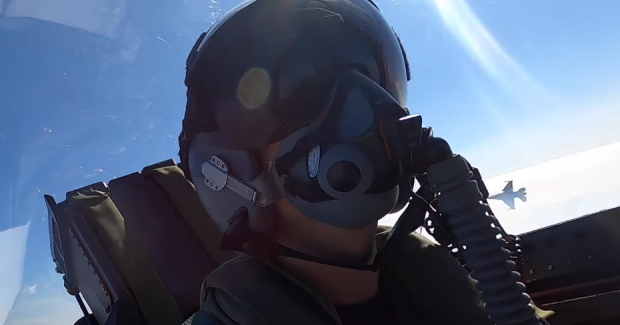 Imagini spectaculoase, cu o luptă aeriană simulată între un avion de vânătoare canadian și un F-16 românesc