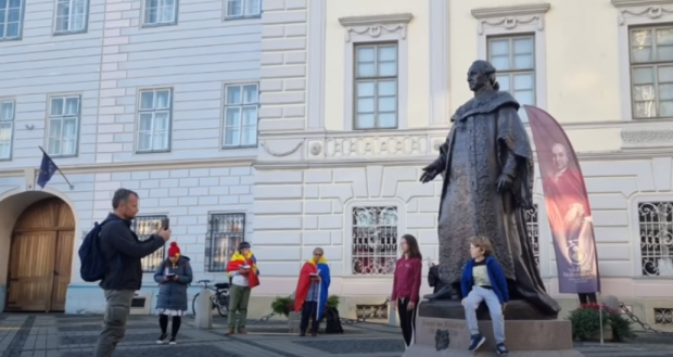 Statuia baronului Brukental a fost curățată de muzeografii sibieni: „Sperăm ca vandalul să fie prins”