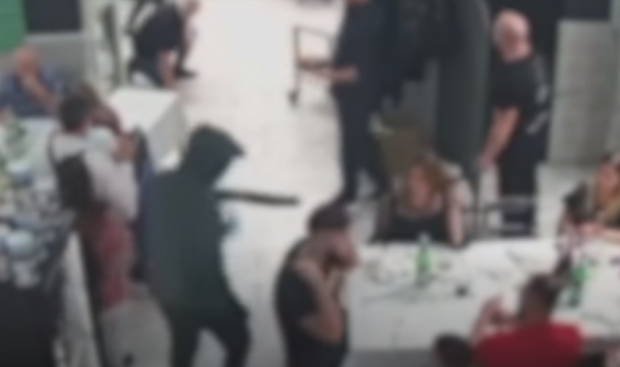 Familii cu copii, jefuite de hoți înarmați cu puști Kalașnikov, într-o pizzerie din Italia