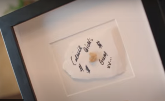 O gumă mestecată de Celine Dion, înrămată de cântăreața Adele: „Cel mai însemnat obiect din casa mea”