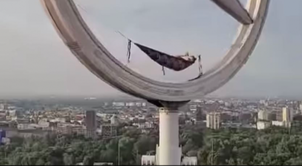 În hamac, la peste 100 de metri înălțime. Imagini virale din Germania