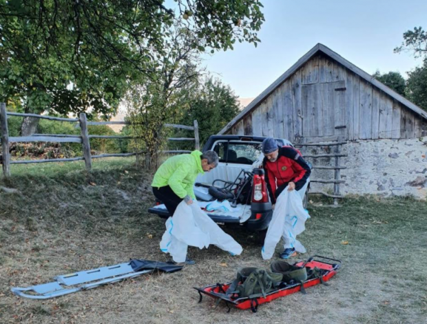 Doi bătrâni cu COVID, aduși de salvamontiști la ambulanță. „Nu se putea ajunge altfel la ei”