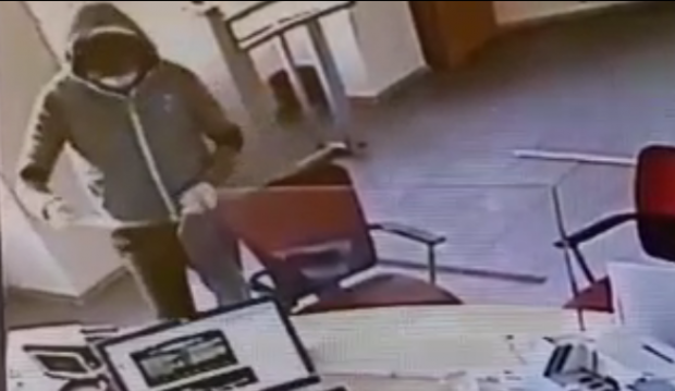 Noi detalii despre jaful băncii din Brăila. Ce sumă a fost furată și ce scria pe biletul de amenințare. Atacatorul nu a fost prins