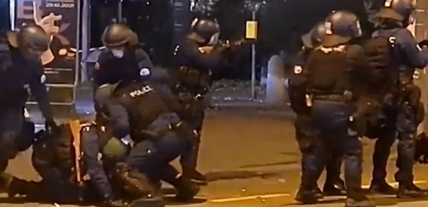 Poliția din Berna a folosit tunuri de apă și a tras cu gloanțe de cauciuc, în timpul unui protest contra restricțiilor. 80 de persoane au fost reținute