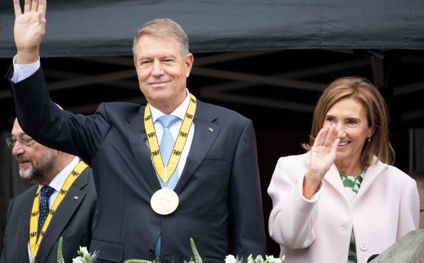 Cum a apărut Carmen Iohannis la brațul președintelui în Aachen, Germania. Prima Doamnă, admirată de toată lumea