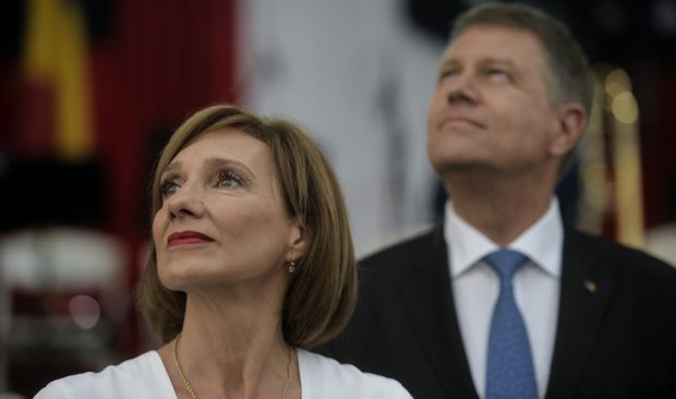 Ce ținută a purtat Carmen Iohannis la slujba de duminică, în Sibiu. Prima Doamnă nu renunță la rochiile mini